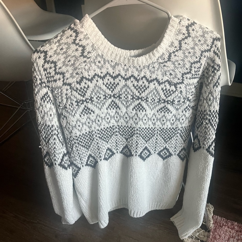 Almost Famous White and Gray Crew Neck Sweater